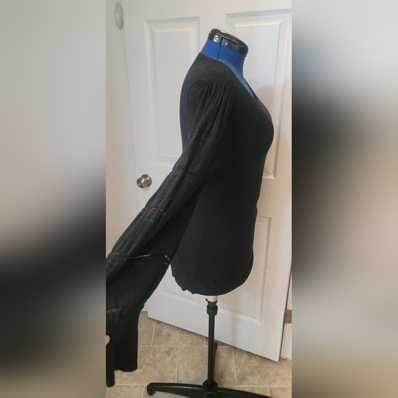 Black sweater with twisted back and lace sleeve detail. - Picture 4 of 7